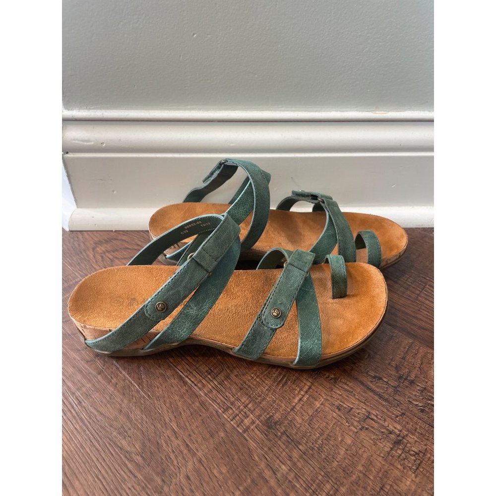 Bearpaw Nadine Marsh green toe loop strappy slip-on comfort sandal Sz 8